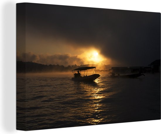 Boot met mist in zonsondergang Canvas 60x40 cm - Foto print op Canvas schilderij (Wanddecoratie)