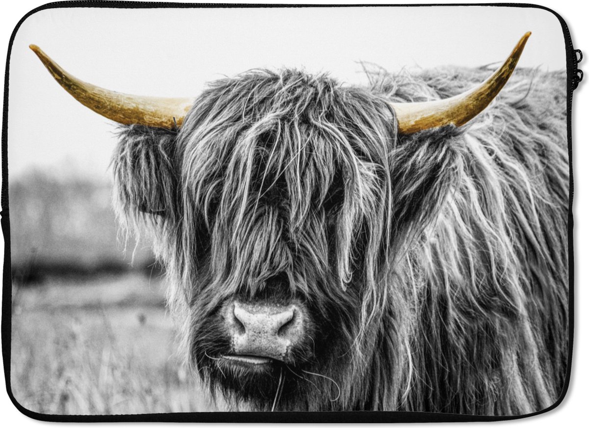 Laptophoes 13 inch - Schotse hooglander - Hoorns - Goud - Zwart - Laptop sleeve - Binnenmaat 32x22,5 cm - Zwarte achterkant