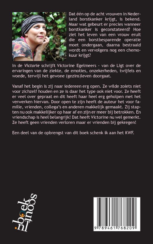 Een vrouw met een hoofddoek kijkt naar rechts, met een glimlach. Achtergrond met bladeren.