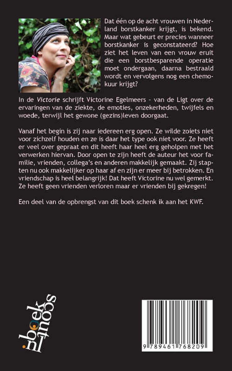 Een vrouw met een hoofddoek kijkt naar rechts, met een glimlach. Achtergrond met bladeren.
