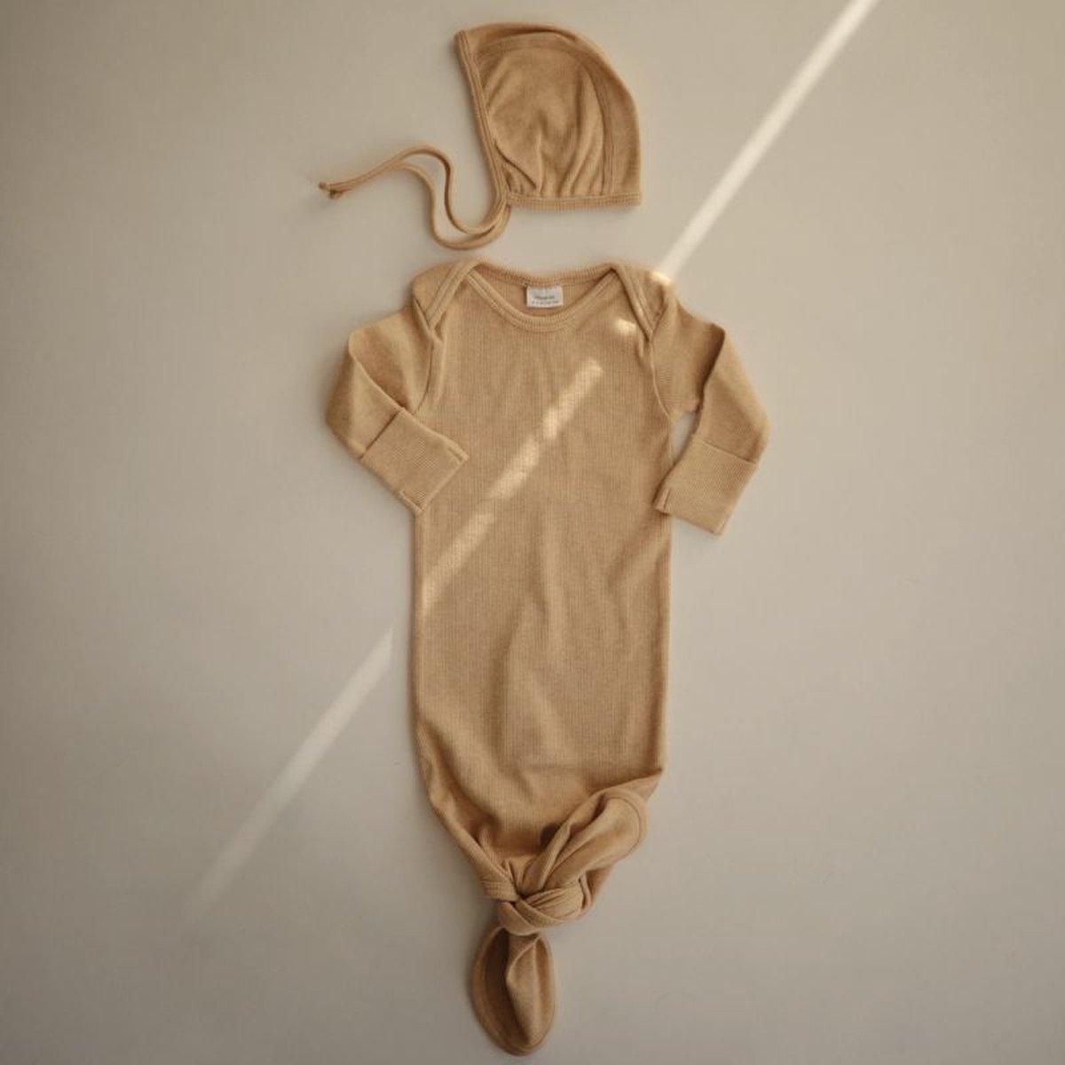 Mushie - Ribbed Baby Bonnet - Babymutsjes - Mustard Melange