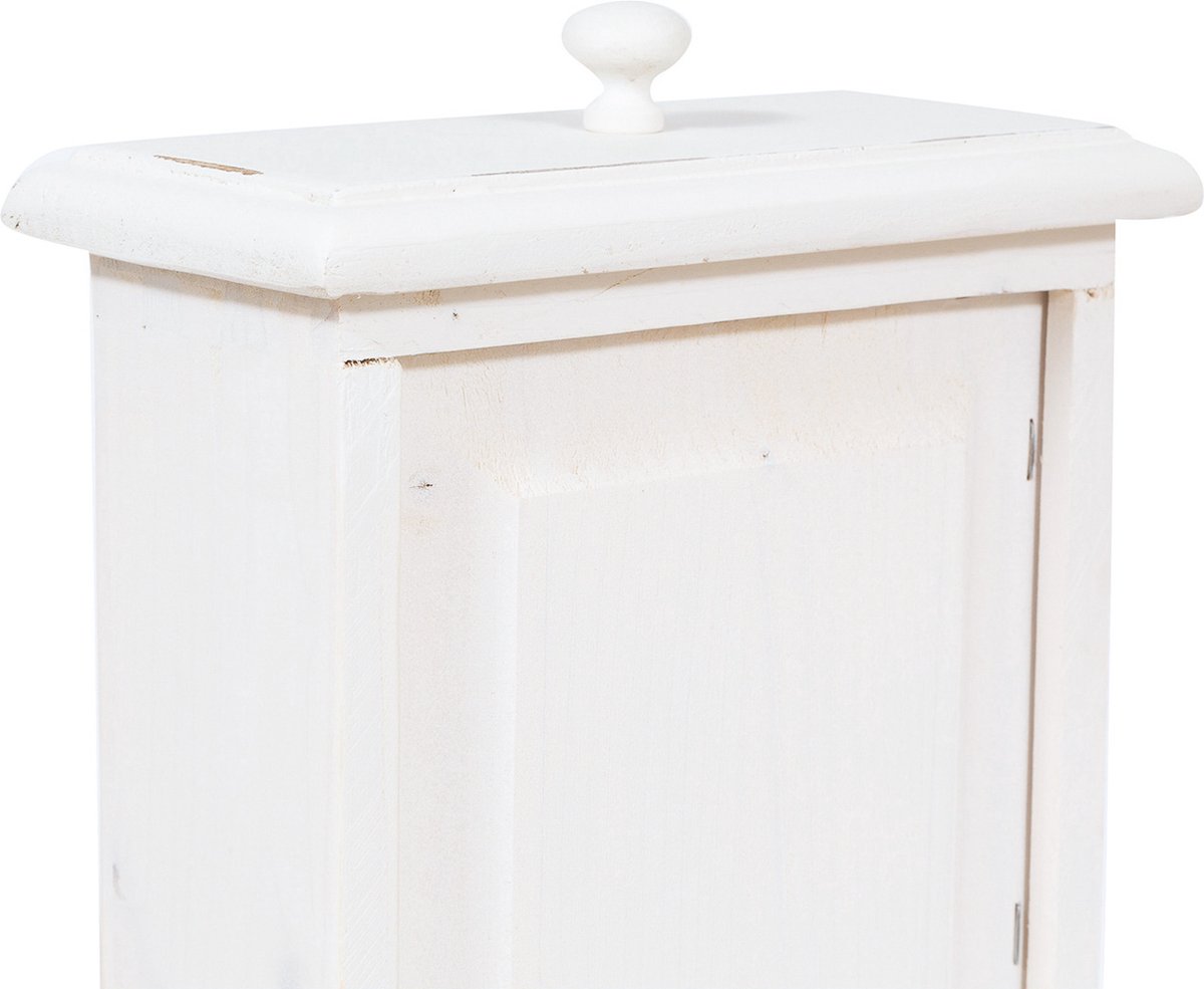 Landelijke kast van massief lindehout met een verouderde witte