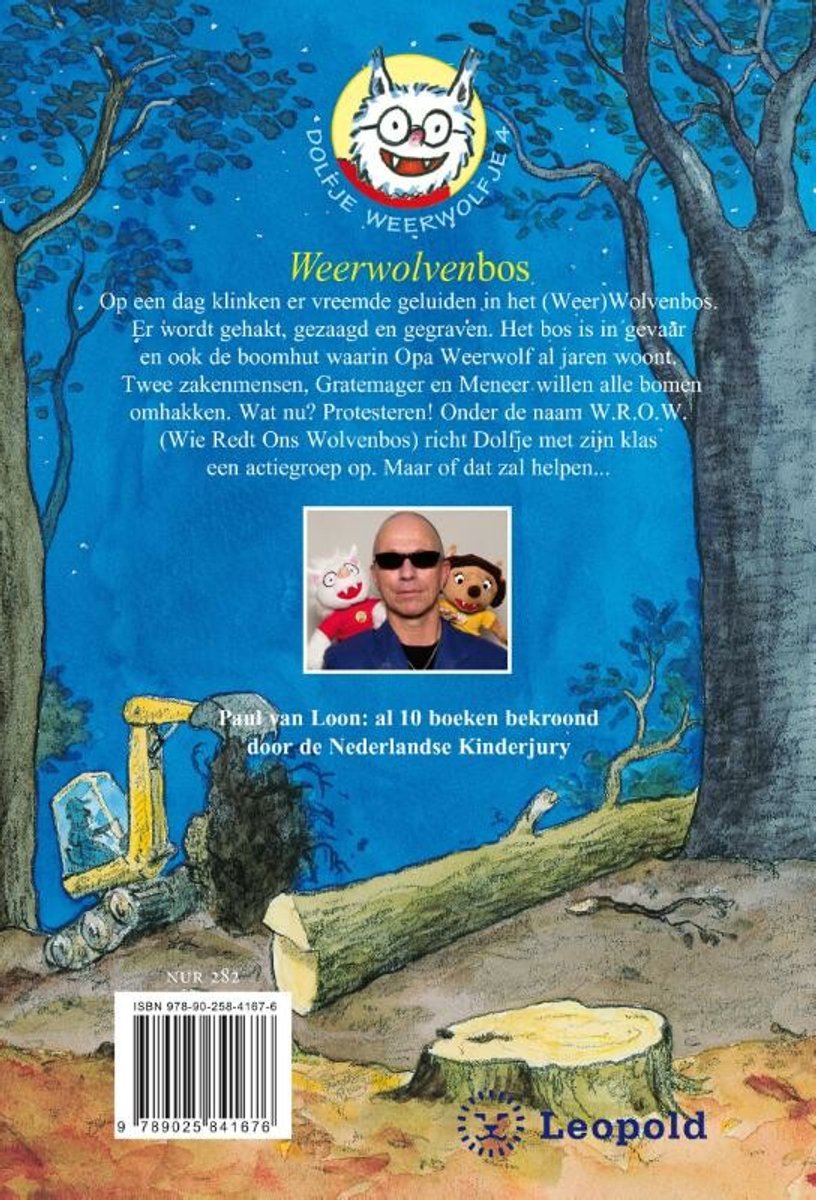 Boekomslag van "Weerwolvenbos". Een man met zonnebril houdt twee poppen vast. Een graafmachine ligt naast een omgehakte boom.