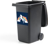Container sticker Eenhoorn illustratie - Een illustratie van een witte eenhoorn voor een regenboog op een blauwe achtergrond Klikosticker - 40x40 cm - kliko sticker - weerbestendige containersticker