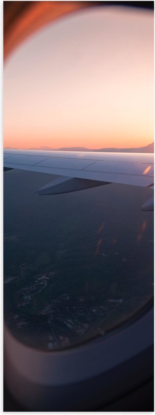WallClassics - Poster Glanzend – Vliegtuigvleugel vanuit Raam bij Zonsondergang - 50x150 cm Foto op Posterpapier met Glanzende Afwerking