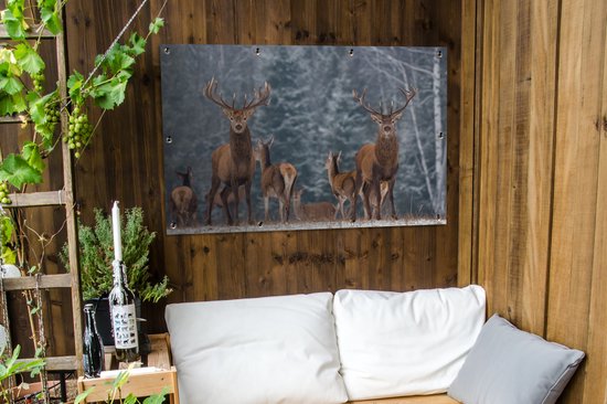 Tuinposter 120x80 cm - Tuindecoratie Hert - Winter - Sneeuw - Bosdieren - Bos - Natuur - Poster voor in de tuin - Buiten decoratie - Schutting tuinschilderij - Tuindoek muurdecoratie - Wanddecoratie balkondoek
