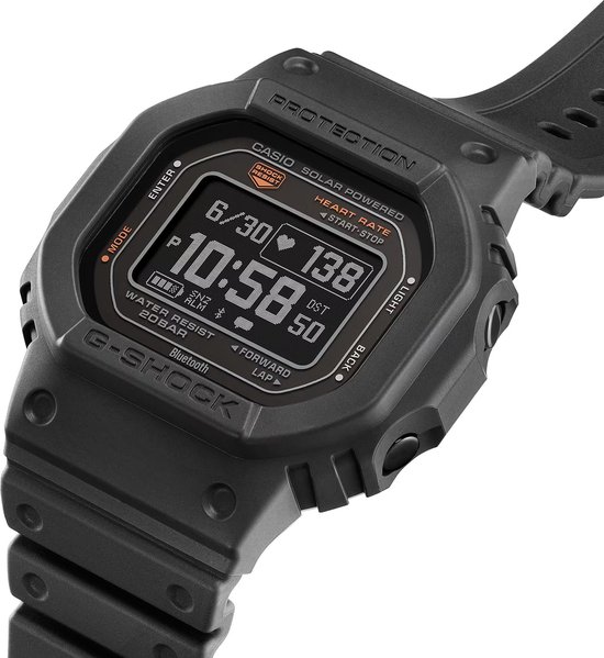 Gedetailleerde close-up van een zwart G-Shock horloge met digitaal display, waterbestendigheid en Bluetooth-logo.
