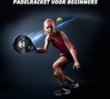 Padelracket voor beginners met een vrouw in sportkleding die het racket vastheeft.
