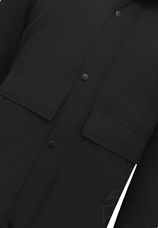 Detail van de drukknoopsluiting en zakken van een zwarte lange parka jas.