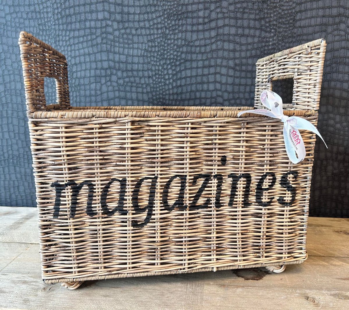 Rieten MAGAZINES Mand - 40x30x40 cm - Srimit Grey Riet - Met Zwarte Opdruk - Landelijke Tijdschriftenmand - Decoshoppen.nl