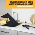 Afneembare grillplaat van de Tristar raclette grill wordt schoongemaakt onder de kraan.