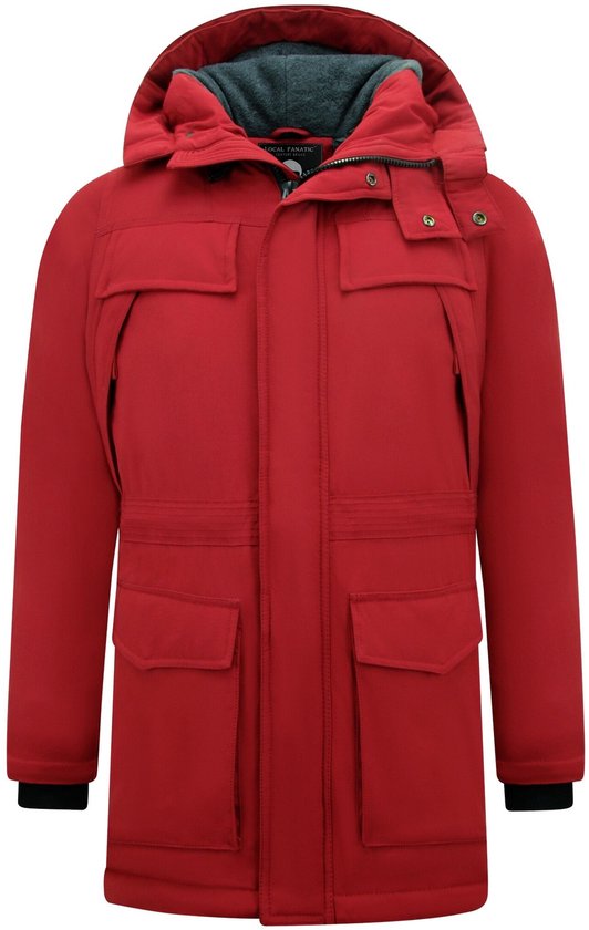 Rode parka voor heren met capuchon, vier zakken op de voorkant en een geborduurd logo.