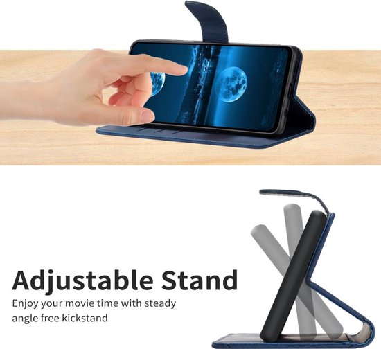 Donkerblauwe telefoonhoes als verstelbare standaard, met een hand die het scherm aanraakt.