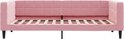 Frontaal zicht op een lichtroze slaapbank met gecapitonneerd zitvlak en rugleuning, met uitgeschoven bedframe.