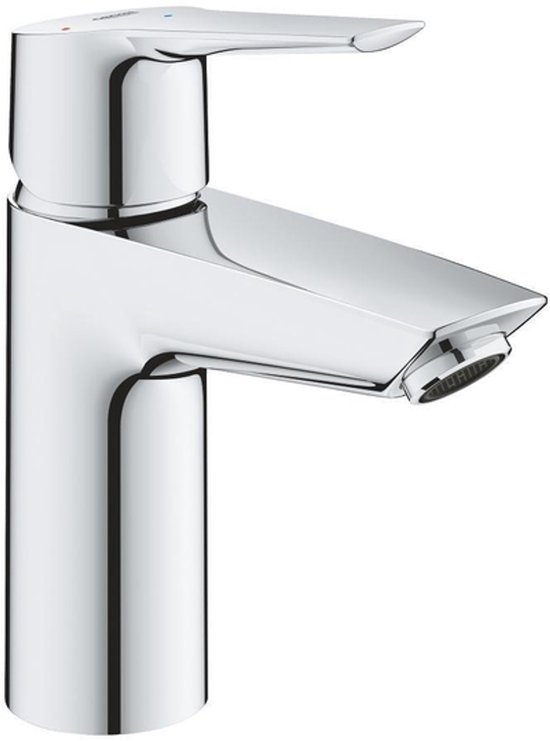 Moderne GROHE wastafelkraan in glanzend chroom met een lage uitloop en hendel met warm-koud indicator.