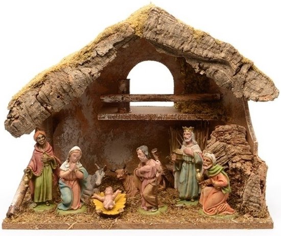 Kerststal met 8 kerstfiguren, waaronder Maria, Jozef en de Drie Koningen, in een houten stal met rieten dak.