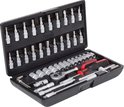 Zwarte koffer met een 48-delige dopsleutelset van KS Tools, inclusief ratel met rood-zwarte handgreep, diverse doppen en bits.