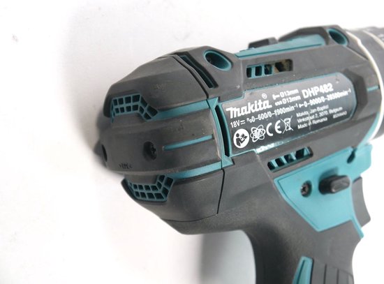 Gedetailleerd aanzicht van de Makita DHP482 UK 18V klopboormachine, met focus op de zwarte en turquoise behuizing en de ventilatieroosters.