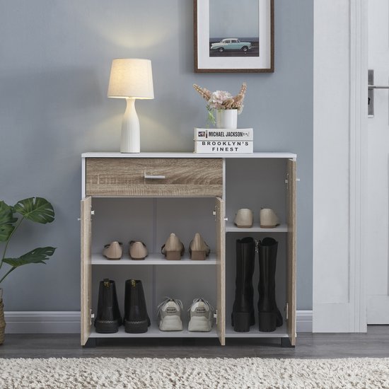 Buffetkast met schoenen, één lade en drie deuren, wit met eikenhouten front, in een hal.
