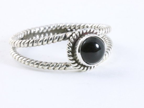 Opengewerkte zilveren ring met onyx - maat 20.5