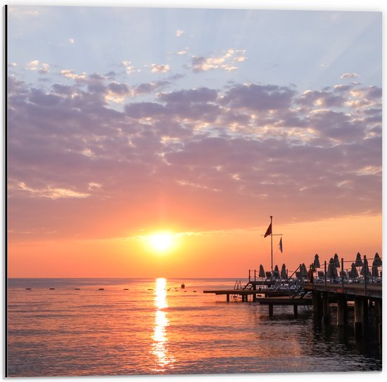 Dibond - Zon Zakkend in de Zee bij Pier - 50x50 cm Foto op Aluminium (Met Ophangsysteem)