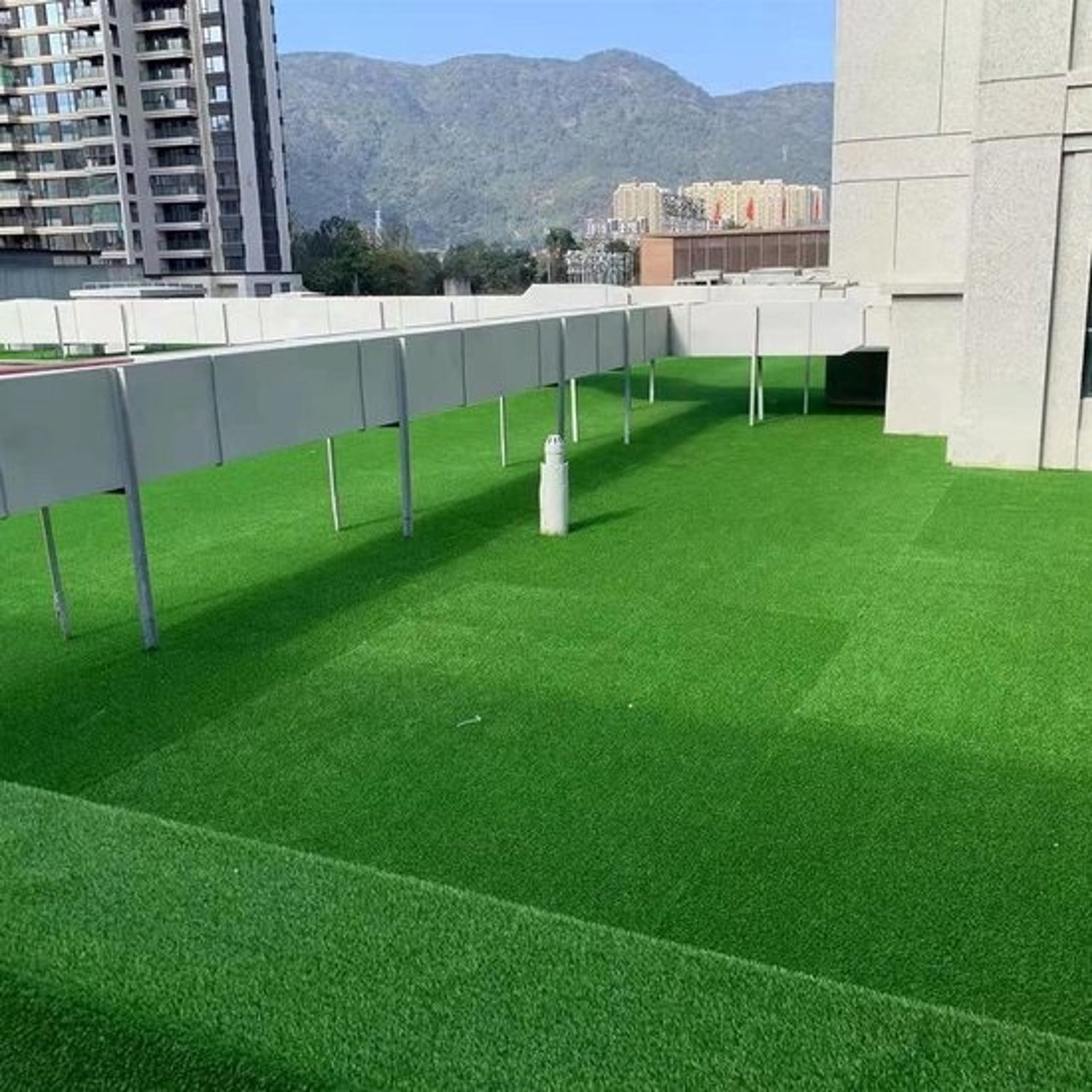 Kunstgrastapijt - Synthetische grasgazonmat - Balkondecoratie - UV-bestendig - 100 x 400 cm - Groen
