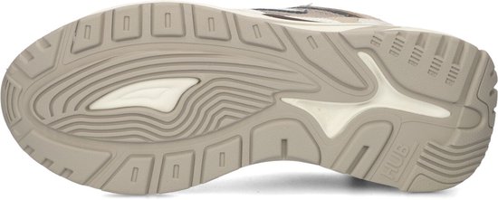 Onderkant van een beige HUB sneaker met een profielzool en 'HUB' logo in het midden.