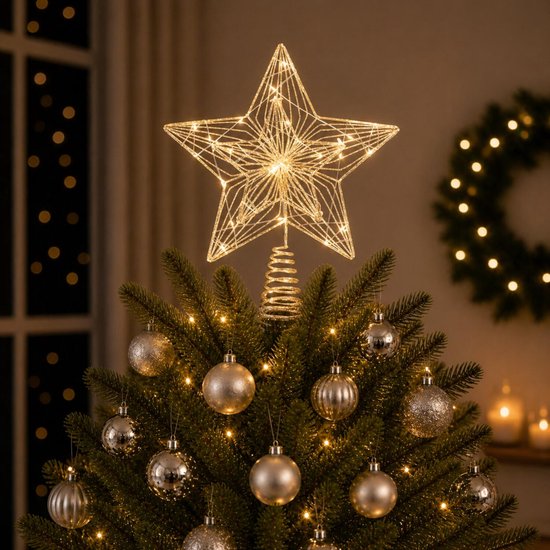 Verlichte gouden ster als kerstpiek met micro-leds, sfeervol gepresenteerd op een kerstboom met zilveren versiering.