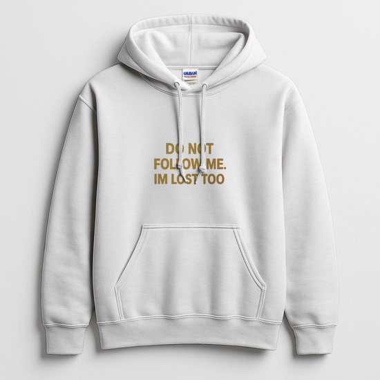 Witte hoodie met capuchon en kangoeroezak. Tekst in het goud: DO NOT FOLLOW ME. IM LOST TOO.