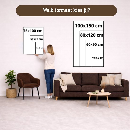 Vrouw die verschillende rechthoekige formaten muurkunst toont tegen een muur boven een bruine bank.