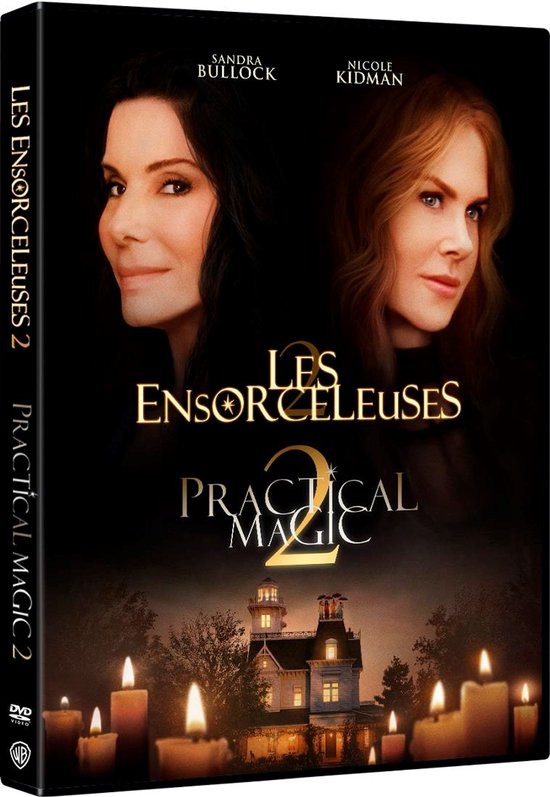 Dvd-hoes voor Les Ensorceleuses 2 met Sandra Bullock en Nicole Kidman boven een verlicht landhuis en brandende kaarsen.