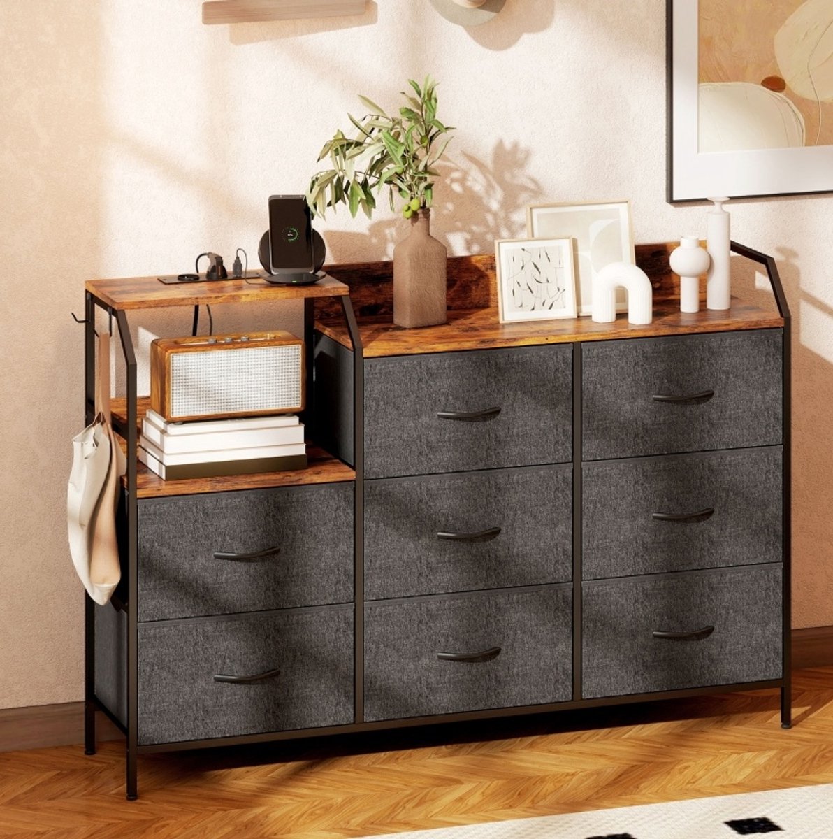 WUVRIE Ladekast 130,5 x 30 x 88 cm - 8 stoffen lades, open vak en oplaadstation - Rustiek bruin/zwart