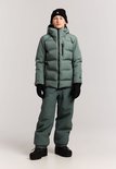 Jongen in grijze winterjas en skibroek. Zwarte muts, handschoenen en schoenen. Vooraanzicht.
