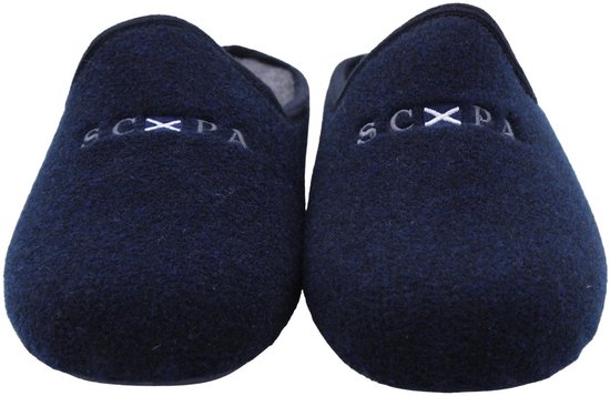 Een paar marineblauwe pantoffels met 'SCXP' geborduurd in het wit op de neus.