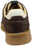 Achterkant van een bruine suède sneaker met beige en donkerbruine accenten.