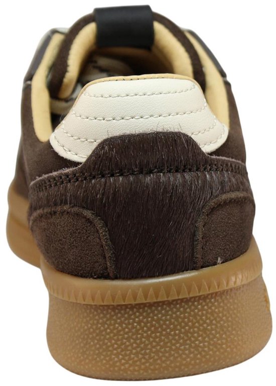 Achterkant van een bruine suède sneaker met beige en donkerbruine accenten.