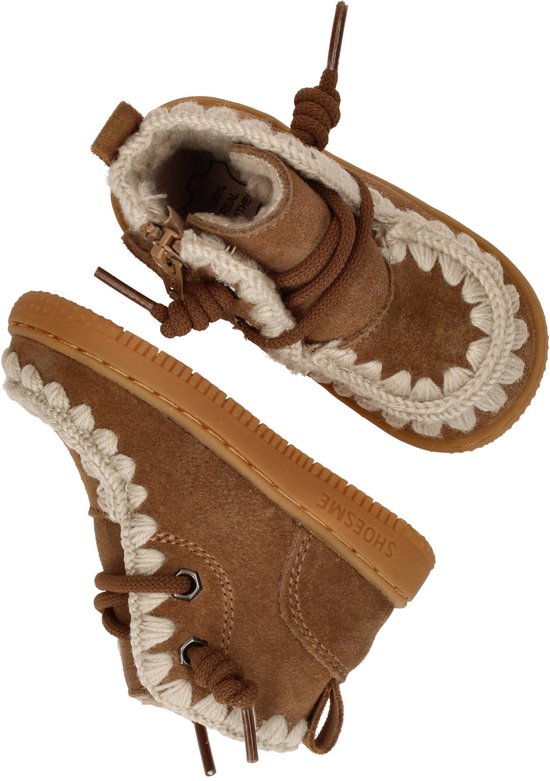 Paar bruine suède veterboots met crème gehaakte rand. Zijkant met rits en veter. Binnenzijde met crème voering.
