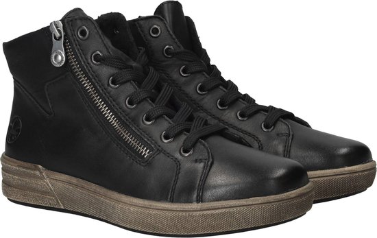 Paar zwarte Rieker veterboots met rits, van voren gezien, met opvallende rode voering.