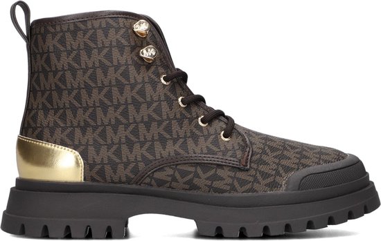 Zijenaanzicht van bruine Michael Kors laars met MK-print, veters en gouden accenten.