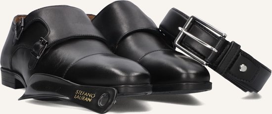 Zwarte leren gespschoenen met puntige neus, dubbele gesp en een riem.