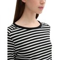 Close-up van een dames T-shirt met lange mouwen in zwart-wit streepjesmotief.
