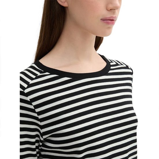 Close-up van een dames T-shirt met lange mouwen in zwart-wit streepjesmotief.