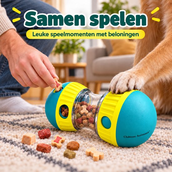 Blauwe en gele snackbal, gevuld met hondenvoer, op een kleed. Een hand vult de bal, een hond kijkt toe.