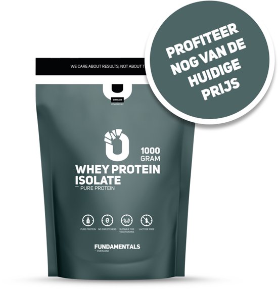 Grijze zak met 'Fundamentals Whey Protein Isolate Pure Protein' 1000g. Cirkelvormig label met 'Profiteer nog van de huidige prijs'.