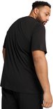 Man, van achteren gezien, draagt een zwarte PUMA t-shirt met korte mouwen.