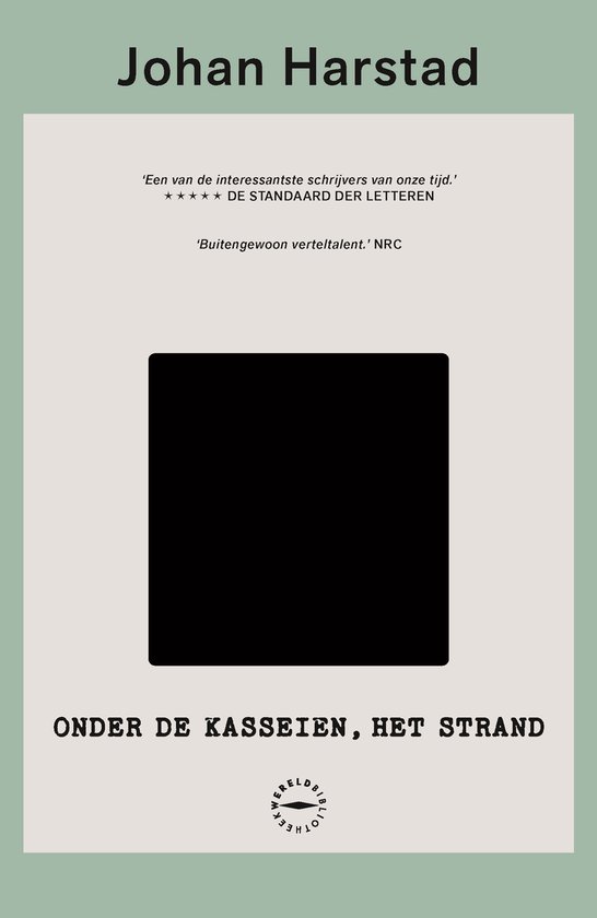 Boek "Onder de kasseien, het strand" van Johan Harstad, met een zwarte rechthoek op een groen achtergrond.
