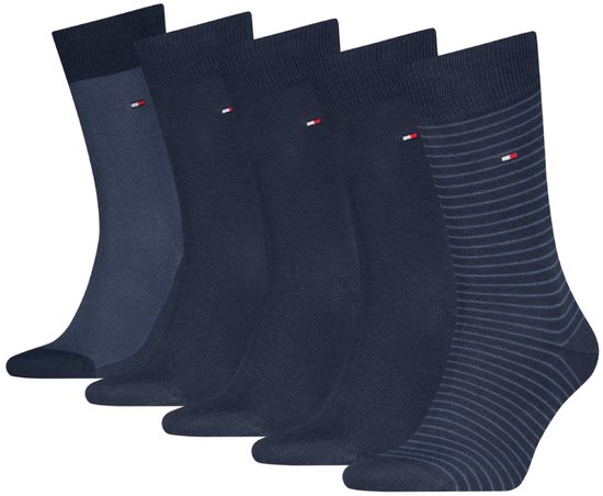 Vijf paar donkerblauwe Tommy Hilfiger sokken, één paar met fijne horizontale strepen, de rest effen met logo.