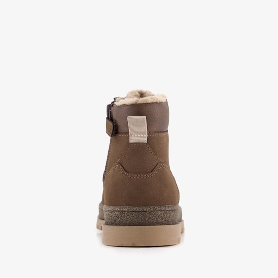 Achterkant van de bruine veterboot met bont voering en ritssluiting.