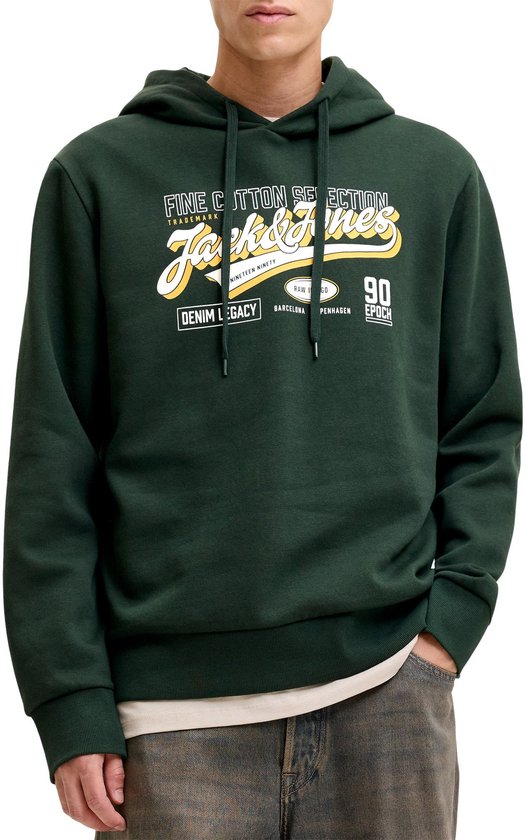 Model draagt een donkergroene hoodie met 'Jack & Jones' logo.