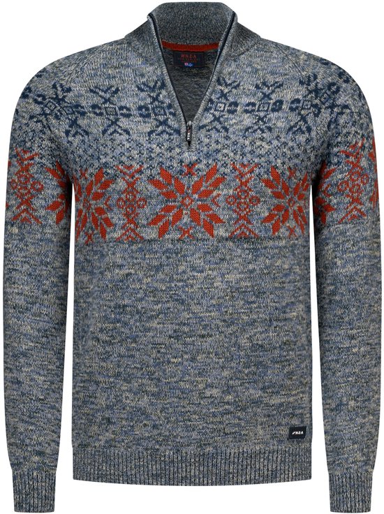 Blauwe NZA half-zip trui met gemêleerd breisel, Scandinavisch patroon in rood en blauw op de borst, en NZA logo onderaan.
